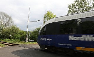 Die Bahnschranke in Corvey am Hafen schließt nicht mehr. Die Züge der Nordwestbahn halten, hupen und fahren dann in Schrittgeschwindigkeit darüber. - Simone Flörke Die Bahnschranke in Corvey am Hafen schließt nicht mehr. Die Züge der Nordwestbahn halten, hupen und fahren dann in Schrittgeschwindigkeit darüber. - Simone Flörke