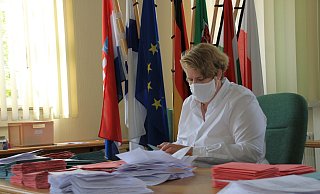 Stefanie Legge bereitet im Steinheimer Rathaus die Briefwahlzettel für die Auszählung vor. Die Wahl in Steinheim verlief reibungslos. - David Schellenberg Stefanie Legge bereitet im Steinheimer Rathaus die Briefwahlzettel für die Auszählung vor. Die Wahl in Steinheim verlief reibungslos. - David Schellenberg