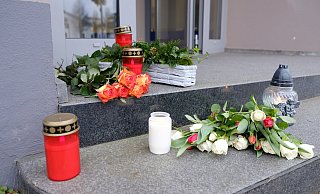 Als Ausdruck ihrer Trauer um die 54-jährige Frau legten am Montag Bürger Blumen nieder und stellten Kerzen auf. - Heike von Schulz Als Ausdruck ihrer Trauer um die 54-jährige Frau legten am Montag Bürger Blumen nieder und stellten Kerzen auf. - Heike von Schulz