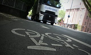 Gegenüber vom Mühlenwerk wird es für Radfahrer oft brenzlig. Im Bereich der Mauer fehlt ihnen an der Bünder Straße ein Radweg. Insbesondere bei hohem Lkw-Aufkommen sorgt das für Gefahr. - Felix Eisele Gegenüber vom Mühlenwerk wird es für Radfahrer oft brenzlig. Im Bereich der Mauer fehlt ihnen an der Bünder Straße ein Radweg. Insbesondere bei hohem Lkw-Aufkommen sorgt das für Gefahr. - Felix Eisele