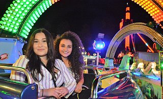 Startklar: Eda Yildiz und Rita Ghukasyan gehen in die Luft. Ihr Fluggerät wird sie gleich auf der Kirmes unterm bunten Lichterbogen in die Höhe befördern. - Karin Prignitz Startklar: Eda Yildiz und Rita Ghukasyan gehen in die Luft. Ihr Fluggerät wird sie gleich auf der Kirmes unterm bunten Lichterbogen in die Höhe befördern. - Karin Prignitz