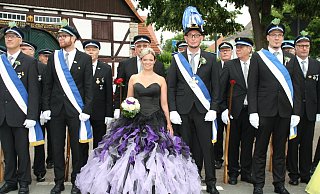 Elegant: Königin Vanessa Feischen-Knipping ließ beim Festumzug des Schützenvereins Nörde die fehlenden Sonnenstrahlen glatt vergessen. - Anette Etzel Elegant: Königin Vanessa Feischen-Knipping ließ beim Festumzug des Schützenvereins Nörde die fehlenden Sonnenstrahlen glatt vergessen. - Anette Etzel