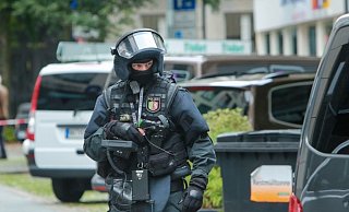 Das Symbolfoto zeigt einen SEK-Beamten. In Hausberge war das Bielefelder SEK am Freitagmorgen im Einsatz. - Andreas Zobe Das Symbolfoto zeigt einen SEK-Beamten. In Hausberge war das Bielefelder SEK am Freitagmorgen im Einsatz. - Andreas Zobe
