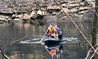 Von einem Boot aus suchen die Hunde auf dem Gewässer nach Spuren. - Stefanie Dullweber Von einem Boot aus suchen die Hunde auf dem Gewässer nach Spuren. - Stefanie Dullweber