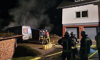 Durch den Brand entstand ein hoher Sachschaden. - Feuerwehr Beverungen Durch den Brand entstand ein hoher Sachschaden. - Feuerwehr Beverungen