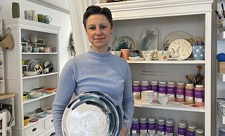 Sabina Koch-Bagdonaite hat 2016 ihr Keramikstudio in Schloß Neuhaus eröffnet - hier können Kreative selber Tassen, Teller, Kerzenständer und andere Keramik bemalen. - Jule Prietzel Sabina Koch-Bagdonaite hat 2016 ihr Keramikstudio in Schloß Neuhaus eröffnet - hier können Kreative selber Tassen, Teller, Kerzenständer und andere Keramik bemalen. - Jule Prietzel