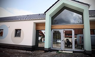 Der Haupteingang zur neuen Kita ist bewusst asymmetrisch gestaltet. Die farbigen Kreise an der Fassade sollen einen Fokus auf Bewegung symbolisieren. Von außen wirkt das Gebäude schon nahezu bezugsfertig. - Felix Eisele Der Haupteingang zur neuen Kita ist bewusst asymmetrisch gestaltet. Die farbigen Kreise an der Fassade sollen einen Fokus auf Bewegung symbolisieren. Von außen wirkt das Gebäude schon nahezu bezugsfertig. - Felix Eisele