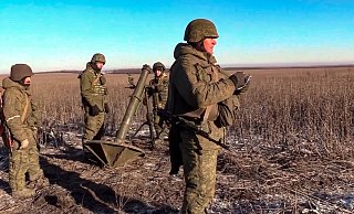 Russische Soldaten in der Ukraine bereiten einen Mörser vom Typ Sani für den Abschuss vor. - Russian Defense Ministry Press Service/AP/dpa Russische Soldaten in der Ukraine bereiten einen Mörser vom Typ Sani für den Abschuss vor. - Russian Defense Ministry Press Service/AP/dpa