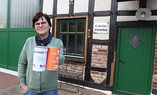 Kathrin Möller vor der ehemaligen Kohlenhandlung Möller. In diesem Jahr wird die Spendenaktion für Brot für die Welt anders gestaltet. - Susanne Barth Kathrin Möller vor der ehemaligen Kohlenhandlung Möller. In diesem Jahr wird die Spendenaktion für Brot für die Welt anders gestaltet. - Susanne Barth