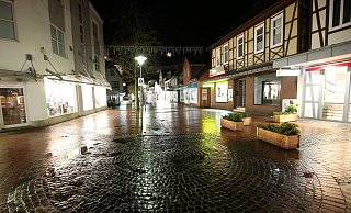 Ein menschenleerer Platz ist in der Innenstadt Gifhorn in Niedersachen zu sehen. Hier gilt bereits zwischen 20.00 Uhr und 5.00 Uhr bis Ende Januar die Ausgangsbeschränkung. - Foto: Bodo Marks/dpa Ein menschenleerer Platz ist in der Innenstadt Gifhorn in Niedersachen zu sehen. Hier gilt bereits zwischen 20.00 Uhr und 5.00 Uhr bis Ende Januar die Ausgangsbeschränkung. - Foto: Bodo Marks/dpa