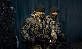 Ukrainische Soldaten an einem Kontrollpunkt unweit einer von Separatisten kontrollierten Region. - Foto: Evgeniy Maloletka/AP/dpa Ukrainische Soldaten an einem Kontrollpunkt unweit einer von Separatisten kontrollierten Region. - Foto: Evgeniy Maloletka/AP/dpa