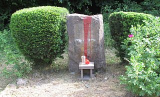 Der Gedenkstein wurde Farbe beschmiert. - Polizei Holzminden Der Gedenkstein wurde Farbe beschmiert. - Polizei Holzminden