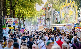 Ob auf dem Liboriberg, Kamp oder am Rathausplatz, zeitweise herrschte zu Libori dichtes Gedränge. - Besim Mazhiqi Ob auf dem Liboriberg, Kamp oder am Rathausplatz, zeitweise herrschte zu Libori dichtes Gedränge. - Besim Mazhiqi