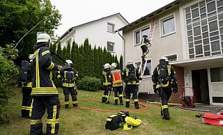 Die Kameraden der Feuerwehr im Einsatz am Forellenweg. - Christian Mathiesen Die Kameraden der Feuerwehr im Einsatz am Forellenweg. - Christian Mathiesen