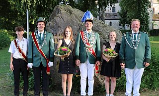 Freuen sich auf das Schützenfest in Gehrden: Schülerprinz Robin Krelaus (v. l.), Jugendprinz Leon Gockeln, Königin Morgane Gehle, König Max Brenneke, Gastfrau Marie Weber, Königsgast Christoph Milleg. - privat Freuen sich auf das Schützenfest in Gehrden: Schülerprinz Robin Krelaus (v. l.), Jugendprinz Leon Gockeln, Königin Morgane Gehle, König Max Brenneke, Gastfrau Marie Weber, Königsgast Christoph Milleg. - privat
