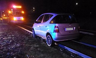 Pkw im Gleisbett. - Polizei Bielefeld Pkw im Gleisbett. - Polizei Bielefeld