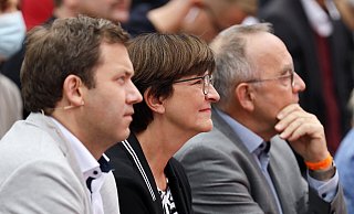 Lars Klingbeil, Saskia Esken und Norbert Walter-Borjans beim Wahlkampfabschluss der SPD für die Bundestagswahl 2021 auf dem Heumarkt. - picture alliance / Geisler-Fotopress | Christoph Hardt/Geisler-Fotopres Lars Klingbeil, Saskia Esken und Norbert Walter-Borjans beim Wahlkampfabschluss der SPD für die Bundestagswahl 2021 auf dem Heumarkt. - picture alliance / Geisler-Fotopress | Christoph Hardt/Geisler-Fotopres