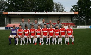 Trainerteam und Zugänge des VfL Theesen für die Saison 2020/21: Hintere Reihe von links Torwart-Trainer Johannes Ludwig, Co-Trainer Asef Duratovic, Trainer Andreas Brandwein, Co-Trainer Timo Niermann sowie die Betreuer Peter Moneke und Hayrettin Yildiz. In der vorderen Reihe von links Arne Kampe, Marco Mescheder, Memos Sözer, Finn Jaster, Philip Kunde, Jannis Wehmeier, Garon Zeibig, Agon Beqiri, Kacper Szaflarski und Niklas Sewing. - Nicole Bentrup Trainerteam und Zugänge des VfL Theesen für die Saison 2020/21: Hintere Reihe von links Torwart-Trainer Johannes Ludwig, Co-Trainer Asef Duratovic, Trainer Andreas Brandwein, Co-Trainer Timo Niermann sowie die Betreuer Peter Moneke und Hayrettin Yildiz. In der vorderen Reihe von links Arne Kampe, Marco Mescheder, Memos Sözer, Finn Jaster, Philip Kunde, Jannis Wehmeier, Garon Zeibig, Agon Beqiri, Kacper Szaflarski und Niklas Sewing. - Nicole Bentrup