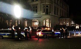 Ende einer Raubtour mit Messer: Zwei tatverdächtige Teenager wurden nach dem Überfall festgenommen. - Jens Reichenbach Ende einer Raubtour mit Messer: Zwei tatverdächtige Teenager wurden nach dem Überfall festgenommen. - Jens Reichenbach