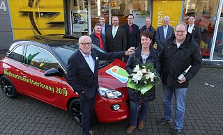 Heinz Buschmann überreicht Claudia und Wolfgang Spreen den Schlüssel für den Opel Adam. - Klaus Frensing Heinz Buschmann überreicht Claudia und Wolfgang Spreen den Schlüssel für den Opel Adam. - Klaus Frensing