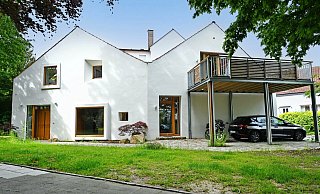 Das Ensemble an der Johannisstraße 23 besteht aus dem Vorderhaus (r.) mit annähernd quadratischem Grundriss, dem trapezförmigen Hinterhaus mit ehemaligen Kühlraumanbau (l.) und der einst massiven Garage mit Balkon, heute als leichter Carport errichtet. Ein Hingucker: Fenster- und Türöffnungen mit unterschiedlichen Anschlägen - von innen- bis außenbündig. - Barbara Franke Das Ensemble an der Johannisstraße 23 besteht aus dem Vorderhaus (r.) mit annähernd quadratischem Grundriss, dem trapezförmigen Hinterhaus mit ehemaligen Kühlraumanbau (l.) und der einst massiven Garage mit Balkon, heute als leichter Carport errichtet. Ein Hingucker: Fenster- und Türöffnungen mit unterschiedlichen Anschlägen - von innen- bis außenbündig. - Barbara Franke