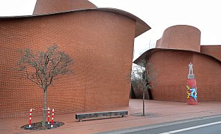 Verdorrt: Die aus der ersten Pflanzung erhaltenen Weißdorn-Bäume vor dem Museum Marta sind nun auch eingegangen. - Frank-Michael Kiel-Steinkamp Verdorrt: Die aus der ersten Pflanzung erhaltenen Weißdorn-Bäume vor dem Museum Marta sind nun auch eingegangen. - Frank-Michael Kiel-Steinkamp