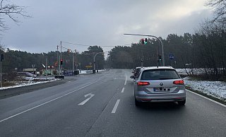 Links ab in Richtung Vorderflöß geht es an der immer noch provisorischen Ampel in Bad Lippspringe. Immerhin stehen schon Ausleger für die feste Ampelanlage. - Jens Reddeker Links ab in Richtung Vorderflöß geht es an der immer noch provisorischen Ampel in Bad Lippspringe. Immerhin stehen schon Ausleger für die feste Ampelanlage. - Jens Reddeker