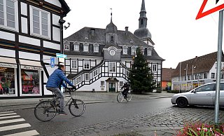 Mehr Sicherheit: Um den Durchgangsverkehr zu reduzieren, soll die Rathausstraße in Höhe des Rathauses in eine Mischverkehrsfläche für Fußgänger, Radfahrer und Fahrzeuge umgebaut werden, ohne Abgrenzung von Gehweg und Fahrbahn. FOTO: BIRGIT VREDENBURG|| - Birgit Vredenburg Mehr Sicherheit: Um den Durchgangsverkehr zu reduzieren, soll die Rathausstraße in Höhe des Rathauses in eine Mischverkehrsfläche für Fußgänger, Radfahrer und Fahrzeuge umgebaut werden, ohne Abgrenzung von Gehweg und Fahrbahn. FOTO: BIRGIT VREDENBURG|| - Birgit Vredenburg