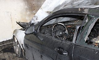 Der BMW brannte nahezu vollständig aus. Die Ermittlungen der Polizei zur Ursache dauern an. - Polizei Minden-Lübbecke Der BMW brannte nahezu vollständig aus. Die Ermittlungen der Polizei zur Ursache dauern an. - Polizei Minden-Lübbecke