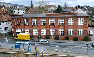 Die Brackweder Stadtteilbibliothek hat in der ehemalige Herrenwäschefabrik Baumhöfener & Heise von 1911/12 mit ihrer schönen Ziegelfassade ein ansehnliches Zuhause. Das wird nun modernisiert. - Andreas Zobe Die Brackweder Stadtteilbibliothek hat in der ehemalige Herrenwäschefabrik Baumhöfener & Heise von 1911/12 mit ihrer schönen Ziegelfassade ein ansehnliches Zuhause. Das wird nun modernisiert. - Andreas Zobe