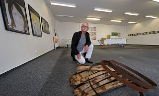 Spontanes Readymade: Uli Horaczek kniet vor einem auseinandergefallenen Weinfass, das seine Schau ganz frisch ergänzt. - Foto: Andreas Zobe/NW Spontanes Readymade: Uli Horaczek kniet vor einem auseinandergefallenen Weinfass, das seine Schau ganz frisch ergänzt. - Foto: Andreas Zobe/NW
