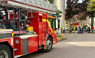Wegen einer Verpuffung im Keller eines Mehrfamilienhauses rückte die Feuerwehr Bad Lippspringe am Freitagnachmittag zur Waldstraße aus. - Ralph Meyer Wegen einer Verpuffung im Keller eines Mehrfamilienhauses rückte die Feuerwehr Bad Lippspringe am Freitagnachmittag zur Waldstraße aus. - Ralph Meyer