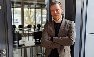 Marlon Hollmann-Rippe ist seit Dezember auch höchst offiziell der neue Schulleiter der Grundschule Hillegossen. - Eike J. Horstmann Marlon Hollmann-Rippe ist seit Dezember auch höchst offiziell der neue Schulleiter der Grundschule Hillegossen. - Eike J. Horstmann