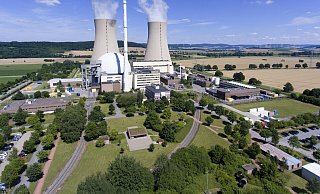 Das Atomkraftwerk Grohnde mit den beiden Kühltürmen, dem kugelförmigen Reaktorgebäude und dem Abluftkamin. - Klartxt Das Atomkraftwerk Grohnde mit den beiden Kühltürmen, dem kugelförmigen Reaktorgebäude und dem Abluftkamin. - Klartxt