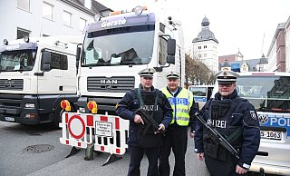 Schon fast ein alltägliches Bild: Sicherheitskräfte und LKW-Absperrungen schützen die Zufahrtsstraßen auch bei Großveranstaltungen in Paderborn. - Archivfoto: Marc Köppelmann Schon fast ein alltägliches Bild: Sicherheitskräfte und LKW-Absperrungen schützen die Zufahrtsstraßen auch bei Großveranstaltungen in Paderborn. - Archivfoto: Marc Köppelmann