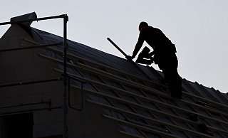 Ein Dachdecker arbeitet auf einem Einfamilienhaus. Das eigene Häuschen bleibt für viele Menschen vorerst ein Traum. - Jan Woitas/dpa Ein Dachdecker arbeitet auf einem Einfamilienhaus. Das eigene Häuschen bleibt für viele Menschen vorerst ein Traum. - Jan Woitas/dpa