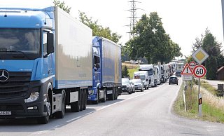 Stau auf der Bundesstraße - nach der Eröffnung der A 33 soll das Bild endgültig der Vergangenheit angehören. - Anja Hanneforth Stau auf der Bundesstraße - nach der Eröffnung der A 33 soll das Bild endgültig der Vergangenheit angehören. - Anja Hanneforth