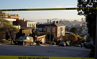 Polizei Absperrband blockiert nach dem Angriff die Straße vor dem Haus von Nancy und Paul Pelosi in San Francisco. - Eric Risberg/AP/dpa Polizei Absperrband blockiert nach dem Angriff die Straße vor dem Haus von Nancy und Paul Pelosi in San Francisco. - Eric Risberg/AP/dpa