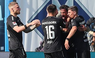 SCP-Torschütze Adriano Grimaldi (2. v. r.) lässt sich nach seinem 2:1-Siegtreffer feiern. Mit ihm jubeln (v. r.) Koen Kostons, Visar Musliu, Kai Klefisch (verdeckt) und Felix Platte, der zuvor das 1:1 erzielt hatte. - IMAGO/Jan Huebner SCP-Torschütze Adriano Grimaldi (2. v. r.) lässt sich nach seinem 2:1-Siegtreffer feiern. Mit ihm jubeln (v. r.) Koen Kostons, Visar Musliu, Kai Klefisch (verdeckt) und Felix Platte, der zuvor das 1:1 erzielt hatte. - IMAGO/Jan Huebner