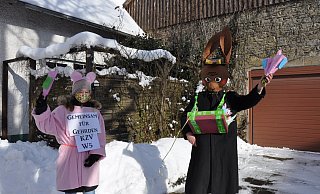 Mit selbst gebundenen kleinen Tulpensträußen wollen Maria Kisters (11, von links) und Wolfgang Reker, erster Vorsitzender des Kaninchenzuchtvereins Gehrden, am Karnevalssonntag für etwas Frohsinn in Gehrden sorgen. - Helga Krooß Mit selbst gebundenen kleinen Tulpensträußen wollen Maria Kisters (11, von links) und Wolfgang Reker, erster Vorsitzender des Kaninchenzuchtvereins Gehrden, am Karnevalssonntag für etwas Frohsinn in Gehrden sorgen. - Helga Krooß