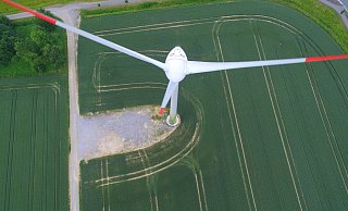 Moderne Windräder sind gigantische Anlagen. - Jens Reddeker Moderne Windräder sind gigantische Anlagen. - Jens Reddeker