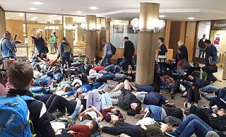 Schüler und Studenten haben gegen kurz vor 17 Uhr das Rathaus blockiert. Die Politiker mussten durch die Leute "hindurchsteigen". - Ingo Kalischek Schüler und Studenten haben gegen kurz vor 17 Uhr das Rathaus blockiert. Die Politiker mussten durch die Leute "hindurchsteigen". - Ingo Kalischek