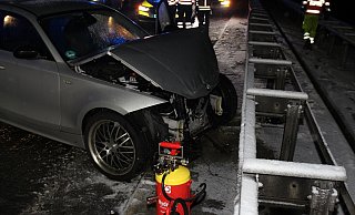 In der Nacht zum Montag war der Fahrer im Bereich des Rastplatzes Wewelsburg auf der A 44 verunglückt. - Autobahnpolizei Bielefeld In der Nacht zum Montag war der Fahrer im Bereich des Rastplatzes Wewelsburg auf der A 44 verunglückt. - Autobahnpolizei Bielefeld