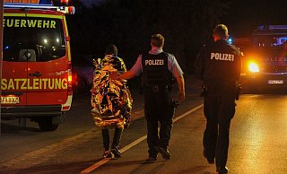 Der Bewohner wollte sein Zimmer wechseln, weil bei ihm der Handyempfang so schlecht war. Kurz darauf führte ihn die Polizei ab - Verdacht Brandstiftung.. - Christian Mathiesen Der Bewohner wollte sein Zimmer wechseln, weil bei ihm der Handyempfang so schlecht war. Kurz darauf führte ihn die Polizei ab - Verdacht Brandstiftung.. - Christian Mathiesen
