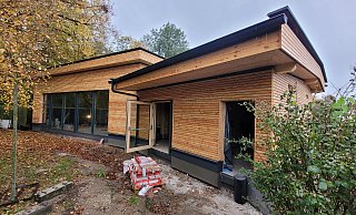 Fügt sich ein: Das Blockhaus ist rundum mit Lärchenholz verkleidet. Die Saunagäste schauen ins Grüne auf eine Linde und Birken. - Ludger Osterkamp Fügt sich ein: Das Blockhaus ist rundum mit Lärchenholz verkleidet. Die Saunagäste schauen ins Grüne auf eine Linde und Birken. - Ludger Osterkamp