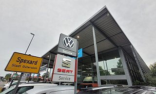 Direkt hinter dem Ortsschild: Der Lebensmittelhändler Schenke zieht in die Hallen des Nutzfahrzeugzentrums von Mense in Gütersloh ein, sobald dieser seinen Neubau am Hüttenbrink fertig hat. - Ludger Osterkamp Direkt hinter dem Ortsschild: Der Lebensmittelhändler Schenke zieht in die Hallen des Nutzfahrzeugzentrums von Mense in Gütersloh ein, sobald dieser seinen Neubau am Hüttenbrink fertig hat. - Ludger Osterkamp