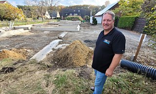 Thomas Müller (54) errichtet die Häuser auf dem Nachbargrundstück. - Ludger Osterkamp Thomas Müller (54) errichtet die Häuser auf dem Nachbargrundstück. - Ludger Osterkamp
