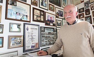 Bukes scheidender Ortsheimatpfleger Udo Waldhoff in seinem Arbeitszimmer, in dem die Wand mit vielen Erinnerungsfotos gespickt ist. - Uwe Müller Bukes scheidender Ortsheimatpfleger Udo Waldhoff in seinem Arbeitszimmer, in dem die Wand mit vielen Erinnerungsfotos gespickt ist. - Uwe Müller