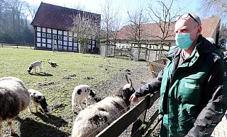 Für die Tierpfleger - hier Markus Hinker - und ihre Schützlinge ist die ungewohnte Leere eine ganz neue Situation. - Wolfgang Rudolf Für die Tierpfleger - hier Markus Hinker - und ihre Schützlinge ist die ungewohnte Leere eine ganz neue Situation. - Wolfgang Rudolf