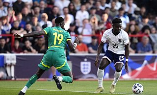 Englands Bukayo Saka (rechts) tat sich mit seinem Team gegen Senegal schwer - Nick Potts/PA Wire/dpa Englands Bukayo Saka (rechts) tat sich mit seinem Team gegen Senegal schwer - Nick Potts/PA Wire/dpa